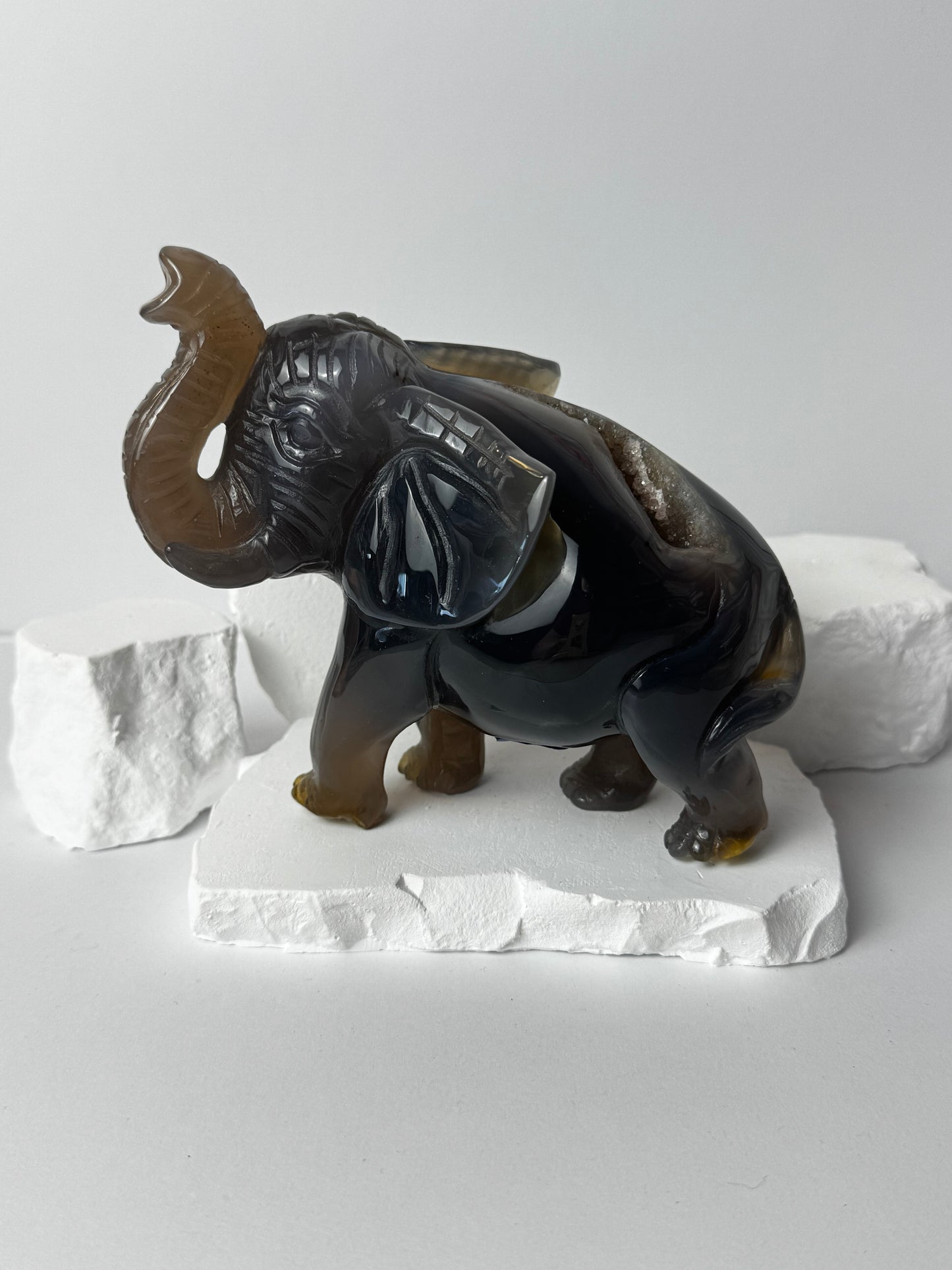 Druzy Agate – Elephant Carving