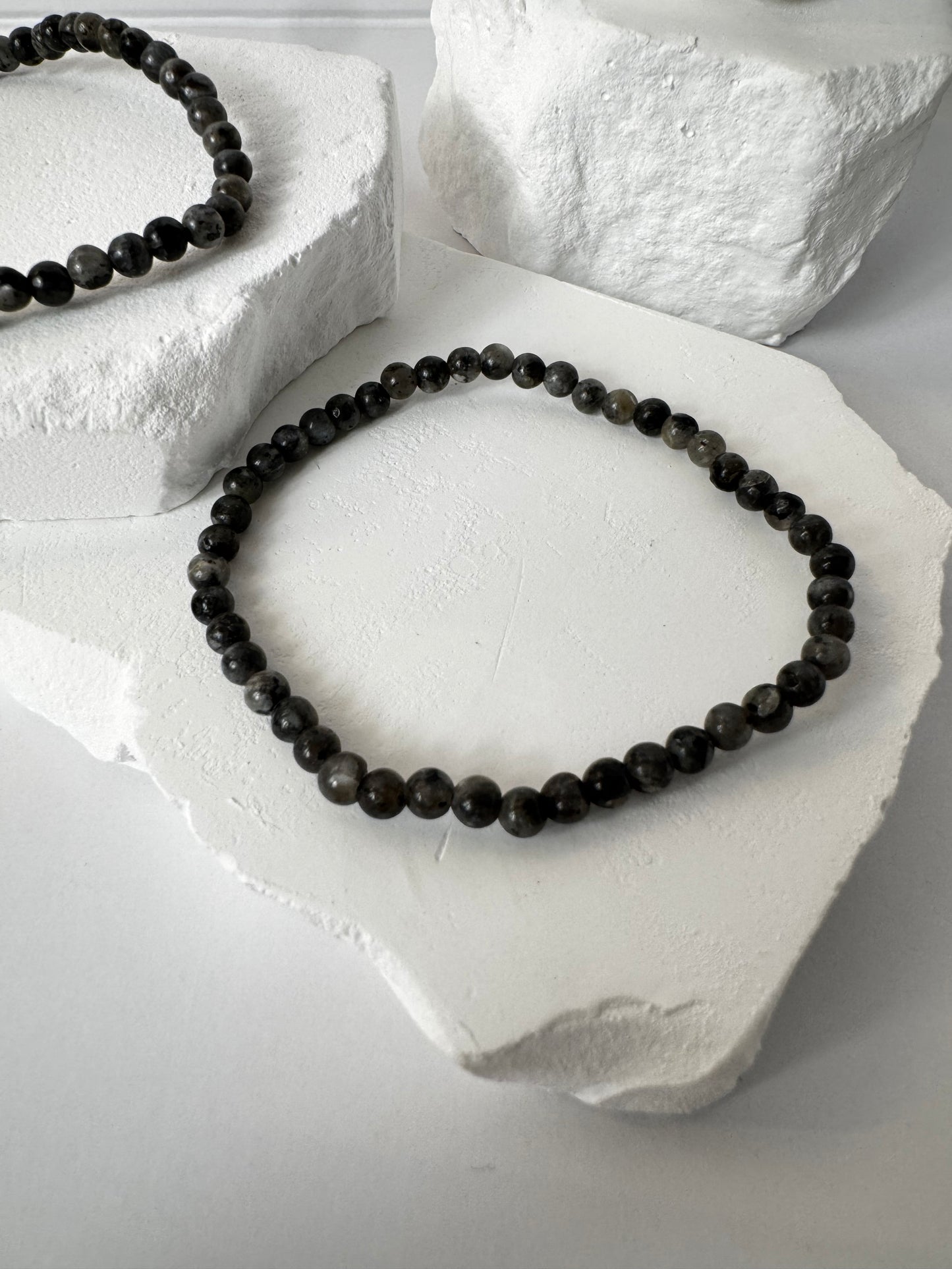 Larvikit Armband – „Die Weisheit der Nacht“