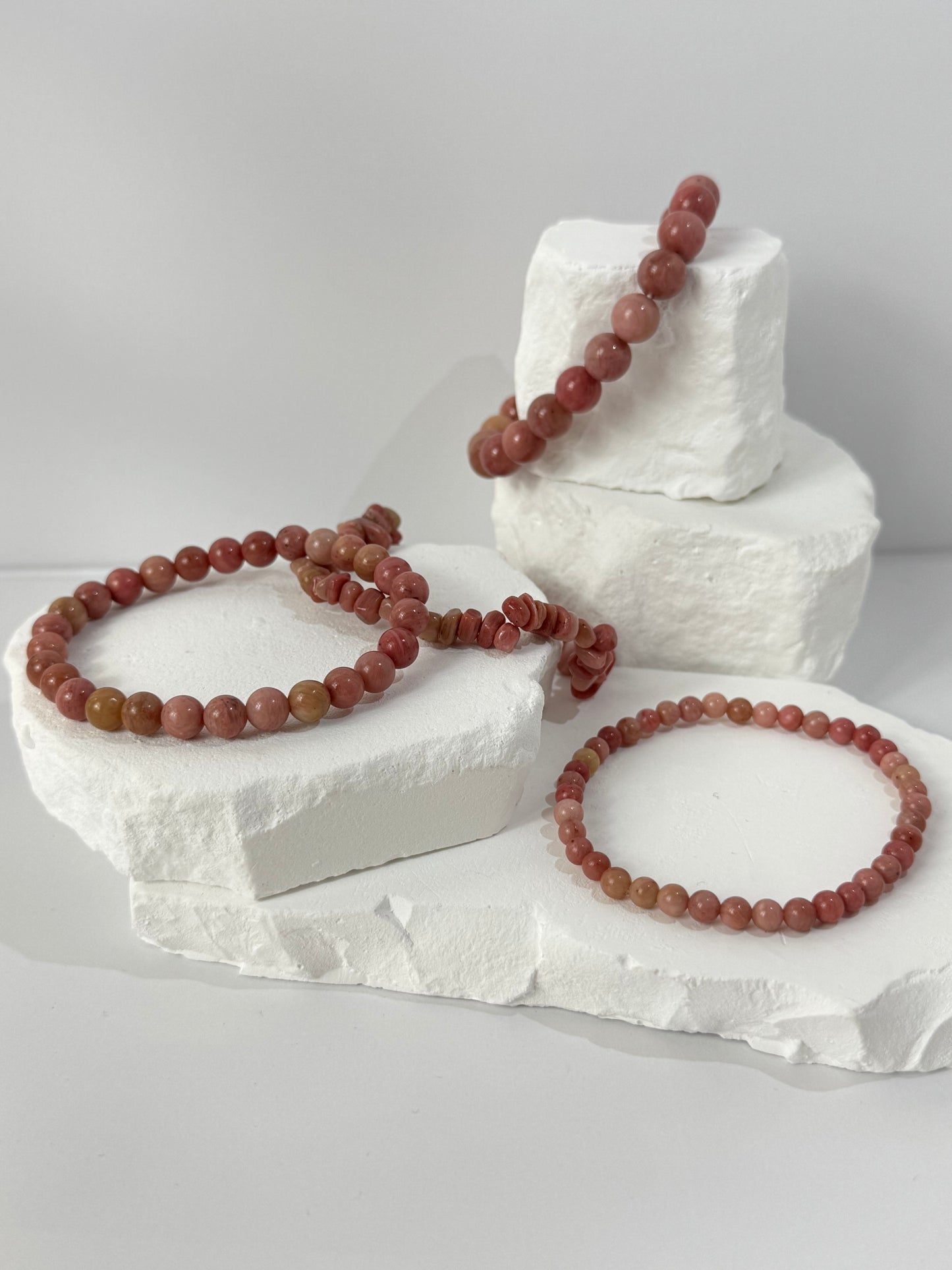 Pinker Rhodonite Armband – „Wenn Heilung sich wie Frühlingslicht anfühlt“