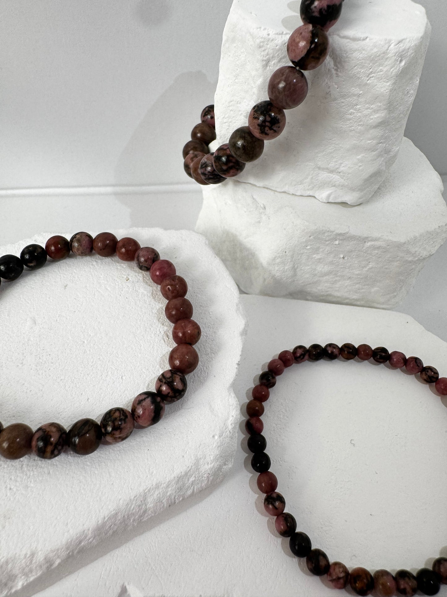 Rhodonite Armband – „Wenn dein Herz nicht zerbricht – sondern neu erblüht“