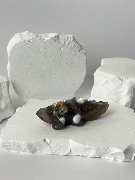 Orca Agate – Lizard Carving